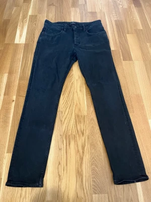 Neuw jeans - Hej, säljer dessa tvärfeta Neuw jeans i mycket bra skick föru en liten defekt längst ner i vänstra benet som visas på sista bilden. Nypris 1800kr Hör av er vid fler frågor🤝