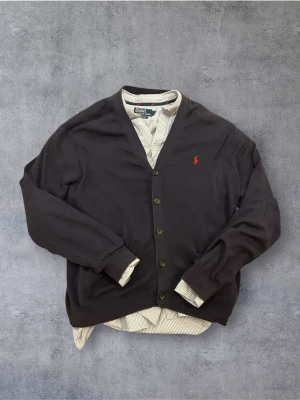 Cardigan Kofta Mörkblå Ralph Lauren - Storlek: L | Skick: 9/10 | Nypris: 1500 kr | Skickas samma dag som du köper | Skriv vid minsta lilla fundering | Kan gå ner i pris vid snabb affär |  