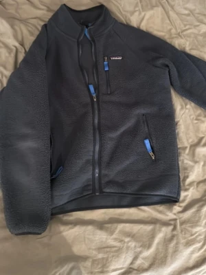 Patagonia fleece - Tja! Säljer nu denna fina patagonia fleecen. Jag har inte haft den länge alls och säljer den för behöver pengar till annat. Hör gärna av er med frågor.