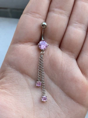 🩷NY Oanvänd navelpiercing i 316L kirurgiskt stål🩷 - 🔥 ERBJUDANDE: Få 30% rabatt när du köper 2 valfria piercingar! 🔥  Passa på att fynda och uppdatera din smyckessamling 💖 Skicka ett meddelande vid intresse eller frågor!