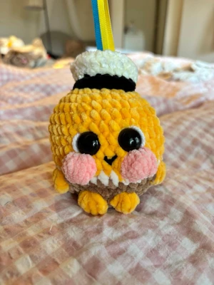 Studenthänge  - Virkad studentsånger som är gjord av mig, svampbob. Virkad i mjukt garn ❤️