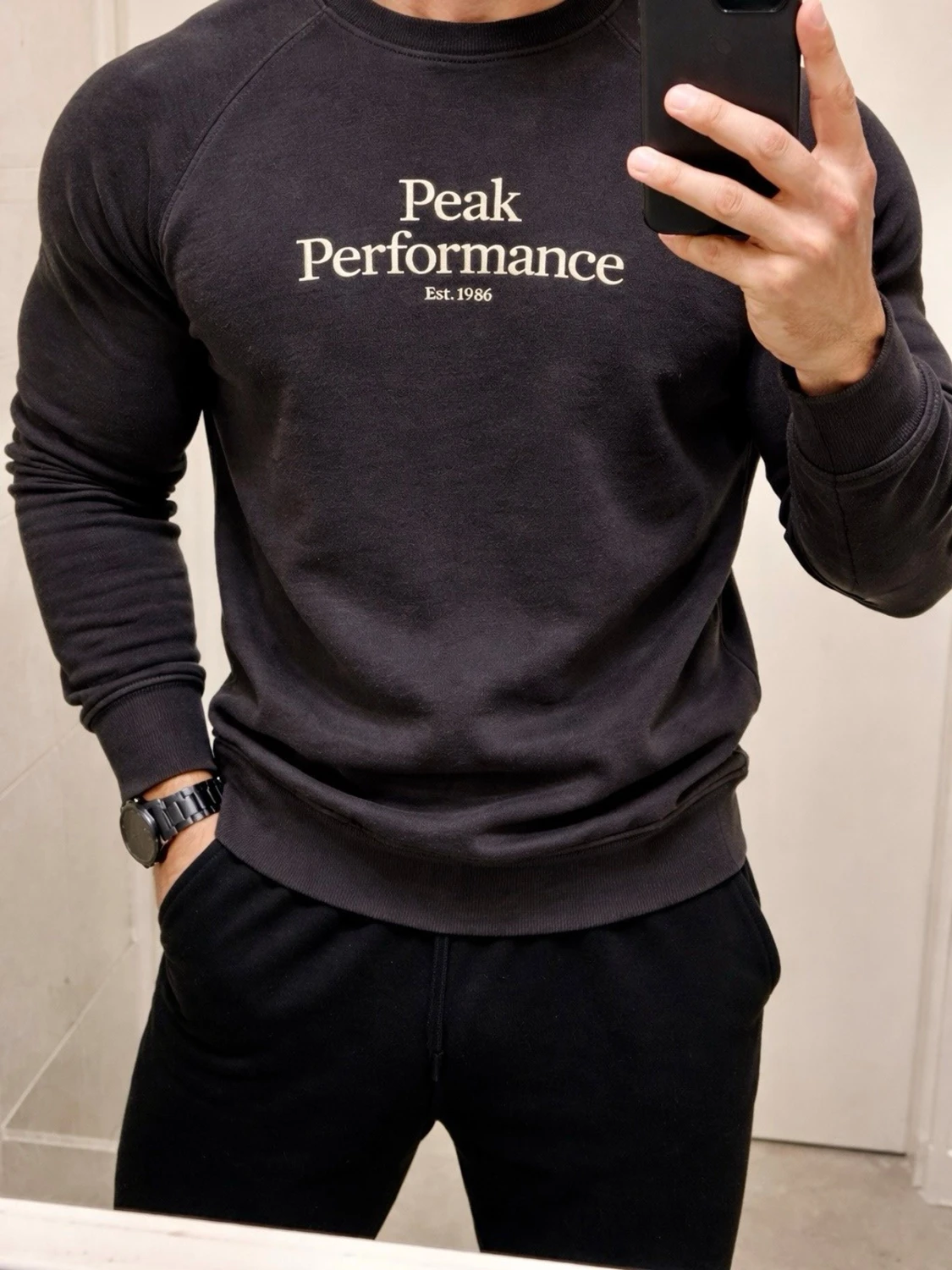 Svart sweatshirt från Peak Performance