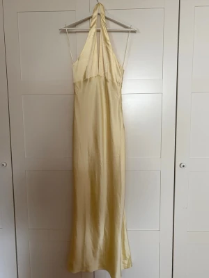 Halterneck satin långklänning - Sparsamt använd. Sista bild lånad. 