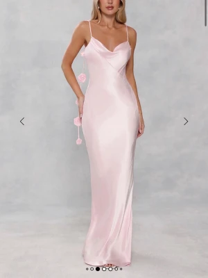 Ljusrosa långklänning med rosdetaljer - Super fin ljusrosa satin klänning från Hellomolly i storlek xs. Klänningen är helt ny med lappen kvar, skriv privat vid frågor eller intresse 💓💓