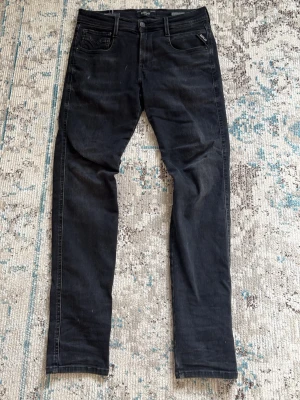 Svarta slim fit jeans från replay - Snygga svarta slim fit jeans från replay med storlek waist 29 & längd 30