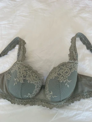 Intimissmi bh - Säljer denna Intimissmi Bh som är andvänd 1 gång, den är i en jätte fin grön färg och är i storlek 75c💕Orginal priset är 560 kronor och jag säljer den för 300 vilket är ett väldigt bra pris då den bara är andvänd en gång och är i ny skick!!🥰 #intimissimi #bh #intimissimibh #trend #stockholmstil #populärt #märkeskläder