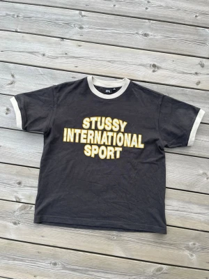 Stussy International Sport Ringer Jersey Tshirt - Stussy International Sport Jersey Tee i ny skick! Såldes senast för 1500 kr på stockx, äkta