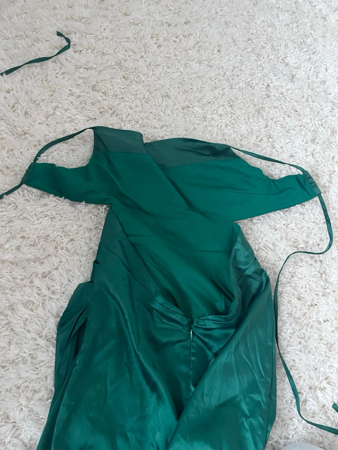 Grön långklänning i satin - 1