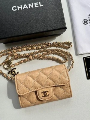 Beige quiltad handväska/ axelväska - Supersnygg beige quiltad handväska med guld kedjerem med läderdetaljer. Väskan är liten och smidig, perfekt för det viktigaste. Tillverkad i lyxigt läder med exklusiva gulddetaljer.