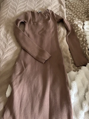 Ribbad klänning  - Ribbad klänning från NA-KD