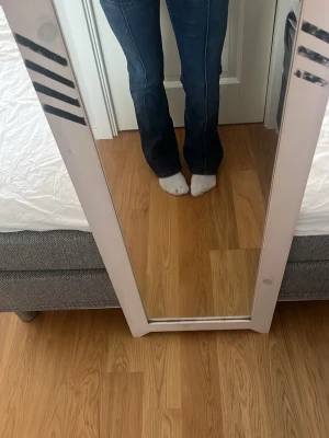 Mörkblå bootcut jeans med fickor - Snygga medelmidjade mörkblå jeans. Utan prislapp och endast använda 1-2 gånger. Säljer då de inte kommer till användning❤️