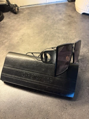 Svarta solglasögon  - Snygga svarta solglasögon .Glasen är mörka och bågarna är i metall för en modern och exklusiv look.väldigt fint skick . 