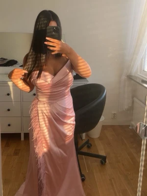 Lång klänning - Säljer denna långa och rosa klänningen. Den är i nytt och mycket bra skick. Storlek 40 och använd en gång, jag köpte den i en butik som heter Mk mode i Södertälje ❤️🫶🏼skriv gärna vid flera frågor