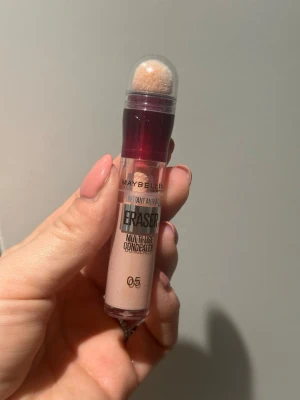 Maybelline Instant Anti Age Eraser Concealer - Maybelline Instant Anti Age Eraser Concealer i nyansen 05. Concealern har en ljus beige färg och kommer i en smidig tub med inbyggd svampapplikator. Perfekt för att täcka mörka ringar och ojämnheter. Enkel att applicera och blanda ut.