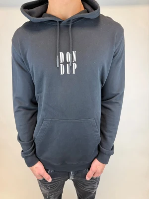 Dondup Hoodie - Hej! Säljer nu denna väldigt snygga och sällsynta Dondup Hoodie! Storlek M,  Sällsynt model som inte längre säljs i butik! Ny pris= 4000 kr, Perfekt hoodie till våren 