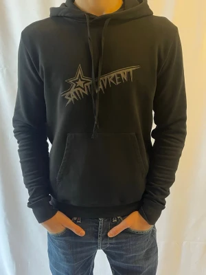 Svart Saint Laurent hoodie  - Tjena! Säljer denna snygga saint Laurent Hoodie i svart. Storlek S.                                                         Ny pris: ca 6000kr.                                                      Säljs för 2500kr.                                                        Hör av er vid frågor eller funderingar! 