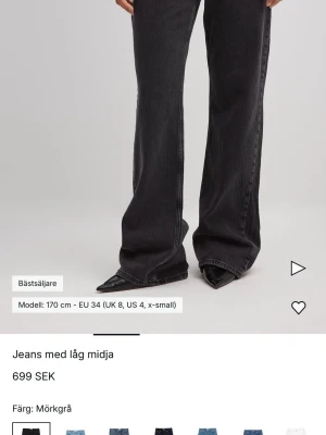 Grå raka jeans från NA-KD - Säljer ett par grå jeans från NA-KD i rak modell med klassisk femficksdesign och bälteshällor. Jeansen är tillverkade i bomull och har en snygg tvättad look. Perfekta för en avslappnad och trendig stil. Ett helt par nya jeans från NA-KD som tyvärr inte passade mig och jag hann inte lämna tillbaka dem innan returtiden gick ut. Helt oanvända, lappen sitter kvar och originalförpackningen finns kvar – kan skickas i den.