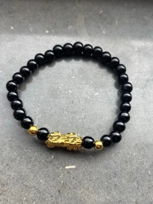 Armband - Säljer nu detta jättecoola armband då jag inte har användning för det! | Nyskick. | One size, passar dem flesta. | Släng iväg en signal vid funderingar så svarar jag snabbt. | 