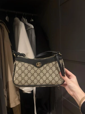  handväska - Säljer en snygg beige och svart handväska 