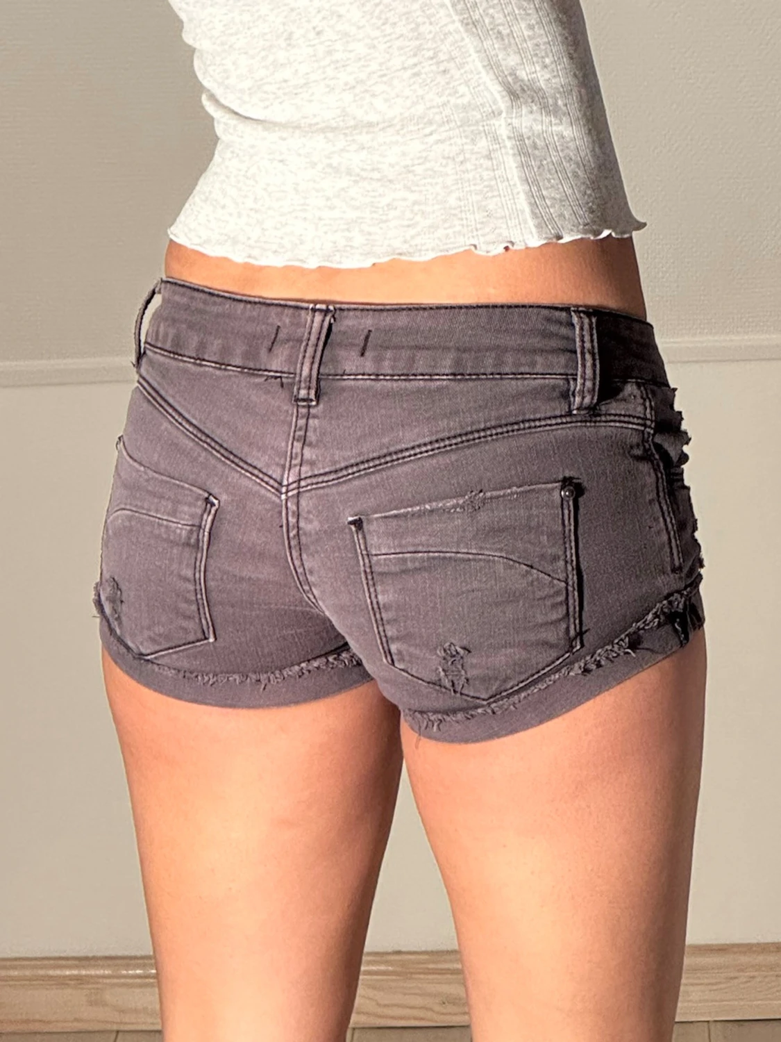 Low gråa jeansshorts med slitningar - 1