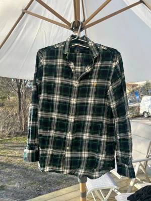 Rutig skjorta från Polo Ralph Lauren - Slim fit skjorta från ralphlauren i storlek M, söker snabb affär