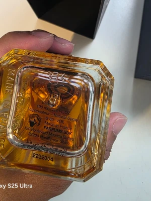 BDK Parfums Eau de Parfum 100ml - Exklusiv Eau de Parfum från BDK Parfums i en elegant fyrkantig glasflaska med bärnstensfärgad vätska. Flaskan rymmer 100 ml och har detaljer i silver. Tillverkad i Frankrike och innehåller bland annat linalool, citronellol och kanel.