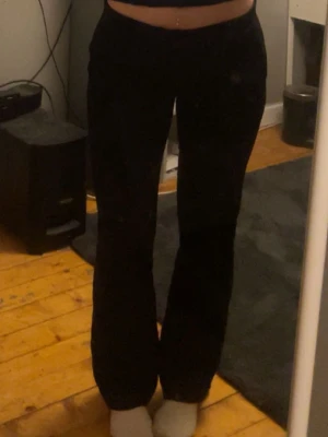 Svarta kostymbyxor - Säljer trendiga kostymbyxor från bikbok med låg midja. Byxorna har en snygg passform som sitter tajt över låren och släpper ut vid vaden. Perfekta för dig som gillar en stilren och trendig look.