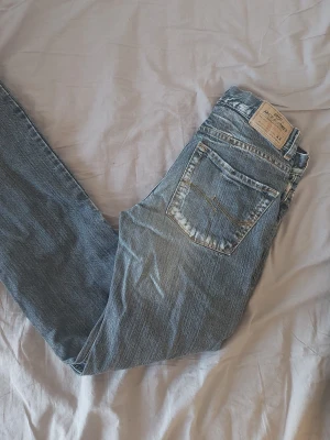 Jack & jones faded - Säljer ett par jack & jones jeans med sköna fades. Jeansen har grå färg. Hör av vid funderingar!