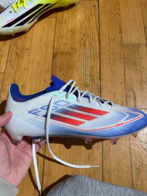Fotbollsskor  - Adidas F50 PRO MG fotbollsskor. Storlek 44. Nytt skick oanvända. Nypris 1649kr.