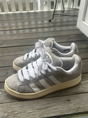 Adidas campus gråa🩶 - Gråa adidas campus, ganska använda men har tvättat och fixat skorna en del 🩷Köpta för 1300kr