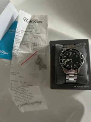 Lotus klocka - Riktigt schysst klocka ifrån Lotus I nästintill nyskick använd sparsamt , två stycken förlängningar medföljer samt kvitto mm nypris 1499:-