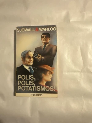 Polis, polis, potatismos! Sjöwall Wahlöö - Säljer boken 'Polis, polis, potatismos!' av Sjöwall & Wahlöö. Omslaget har en illustration med personer och en revolver, färgerna går i beige, blått och brunt. Pocketbok med tydlig titel och författarnamn på framsidan och ryggen.