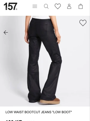 Coated jeans  - Svarta bootcut coated jeans från lager 157 och är tillverkade i ett denim-material som ger en snygg passform. Perfekta för dig som gillar en avslappnad och trendig look.