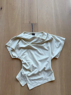 Ljusgul topp från Gina Tricot - Snatched tröja från Gina tricot som jag säljer då den inte längre används. Använt fåtals gånger och är i storlek xs.