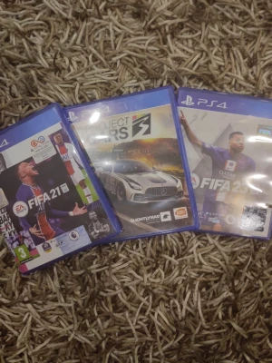 PS4 spel FIFA 21, FIFA 23 & Project Cars 3 - Säljer tre PS4-spel: FIFA 21 och FIFA 23 från EA Sports samt Project Cars 3 från Slightly Mad Studios. Alla spel kommer i blå plastfodral med originalomslag. Perfekt för dig som gillar fotboll och racing.
