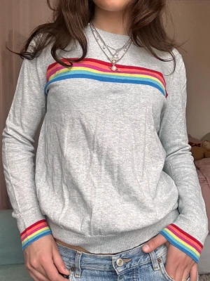 Tröja!  - Så fin tröja med rengbågs detalj 