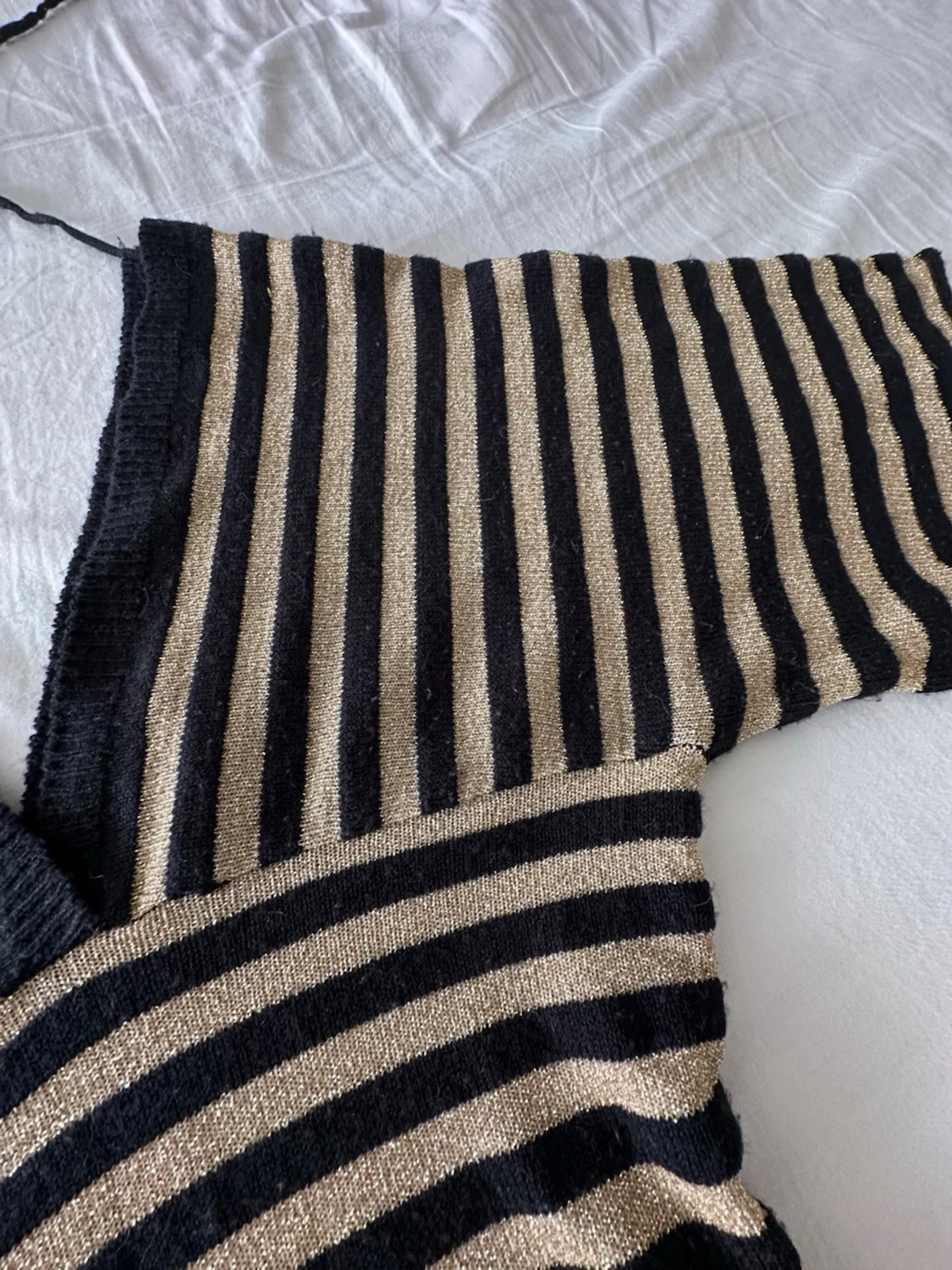 Randig stickad topp med v-ringning - 4