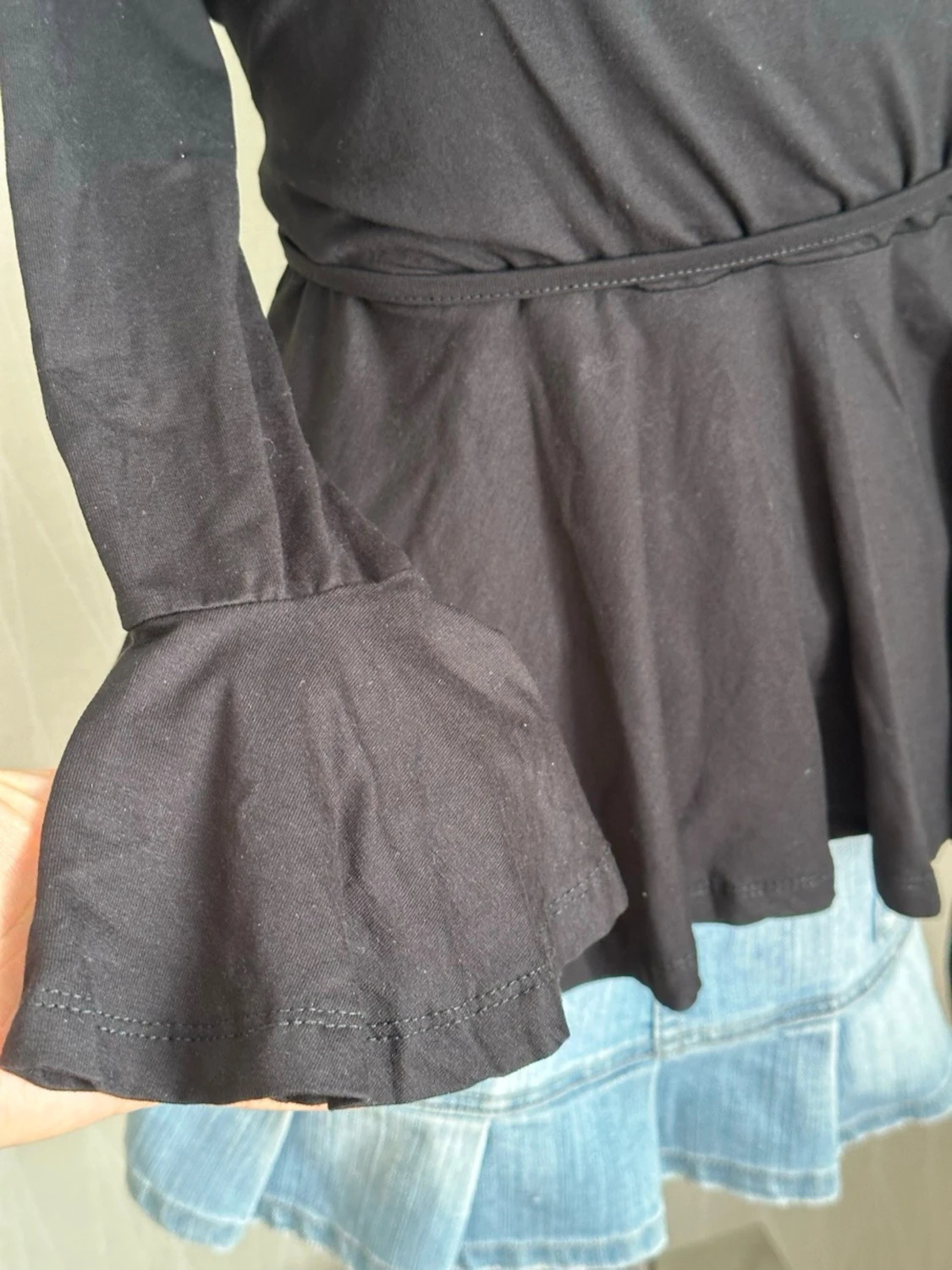 Svart omlottopp med volangärm - 1