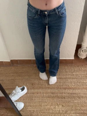 Jeans - Ett par bootcut jeans från pull & bear i storlek 32. 
