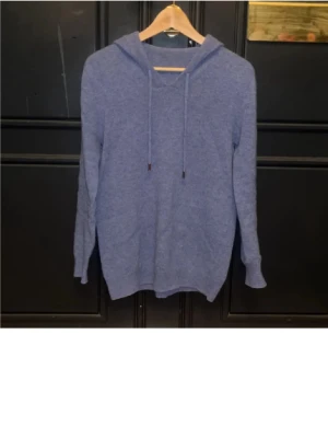 Blå merinoulls hoodie - Säljer en riktogt snygg merinoulls hoodie. DEN HAR KRYMPT I TVÄTTEN OCH SITTER SOM XS. Skriv om du har frågor😁
