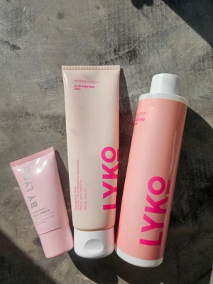 Ansiktskit lyko - Kit med ansiktsprodukter från lykos egna märke🌸 innehåller: grip that base primer (endast testad), refresh sesh cleansing gel (använd mkt få gånger) & sweep calm hydrating toner (endast testad). Nypris ca 350 kr 🥰 säljs för 200 för alla 3