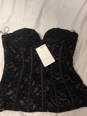 Svart spetskorsett från Zara - Säljer denna super fina toppen från zara aldrig använd storlek L