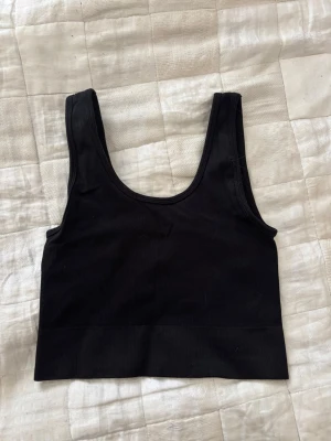 Svart sport bh - Svart sport bh ifrån DOM🤗 Lång och ribbad. 