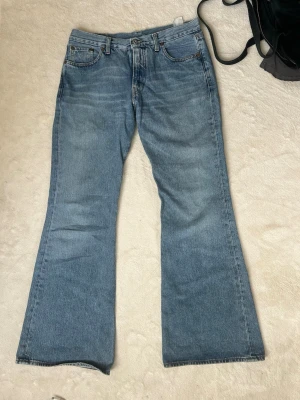Replay jeans - Ett par jätte snygga blå utsvängda replay jeans. I väldigt bra skick (förutom en liten fläck som inte syns i sista bilden). Midjemått: 41 innerbenslängd: 81 ❤️