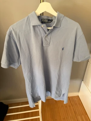 Ralph lauren pike - En snygg Ralph lauren pike som är perfekt nu för sommaren. Killen på bilden är 172. Den är storlek m. 