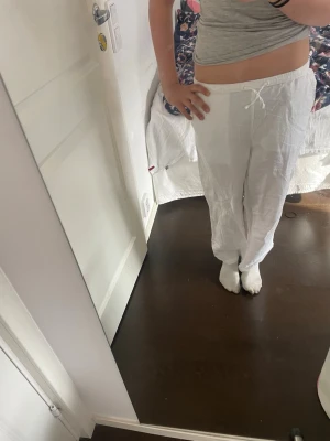 Linne byxor  - Ett par sköna vita linnebyxor byxor från Kappahl💕i storlek 152 och är stressiga i midjan💕