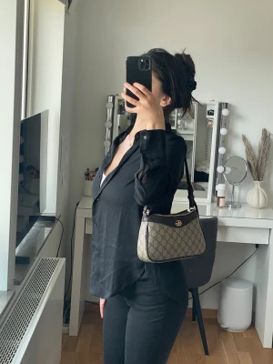 Elegant blus/skjorta från H&M - Svart blus/skjorta i storlek XS, passar även S. Lätt att matcha med både vardagskläder och festliga outfits. Använd endast ca två gånger!