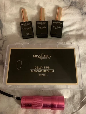 Missfancy kit - Ett komplett kit för nagelförlängning med Miss Fancy Gelly Tips Almond Medium (500 st), tre flaskor med primer, bonder och tip-gel, samt en rosa UV-lampa. tipparna är har almond-form. Perfekt för dig som vill fixa snygga naglar hemma🩷🩷(OBS: har endast gjort 2 set med dessa produkter så ni är medvetna om det! skulle tro att mer än hälften är kvar i alla flaskor!!)❤️❤️
