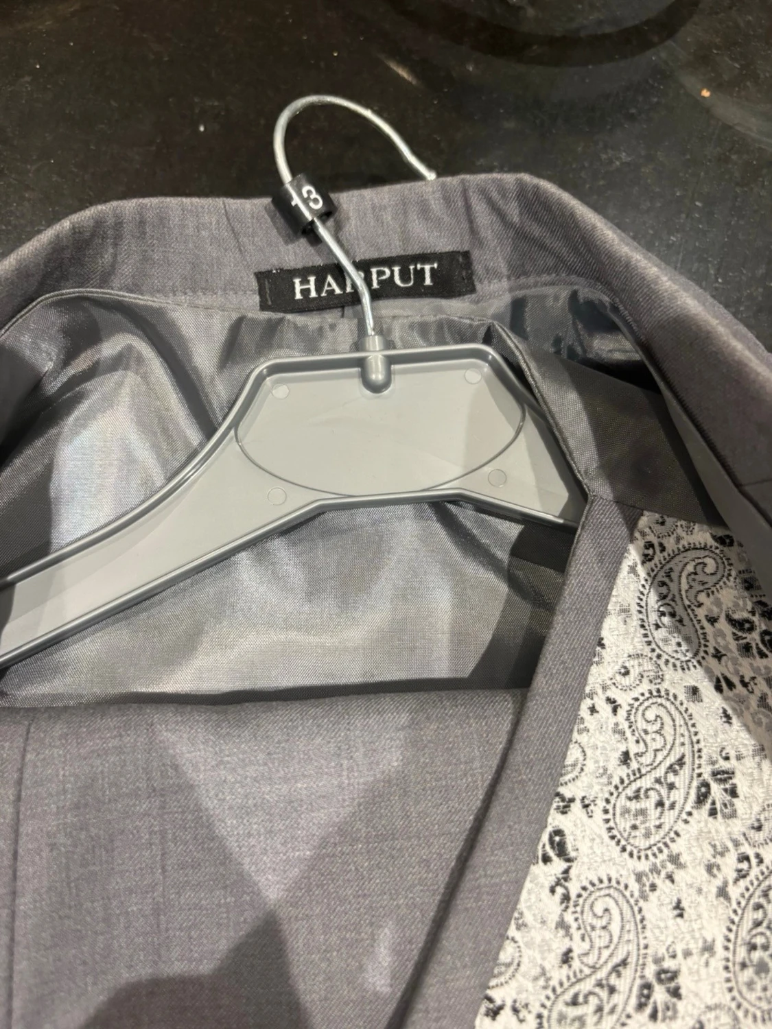 Ljusgrå kostym med mönstrad väst - 3