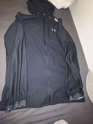 En vindjacka som passar bade och sommar och vinter - Vill sälja min vindjacka för att den har blivit liten på mig allting funkar som den ska priset kan diskuteras